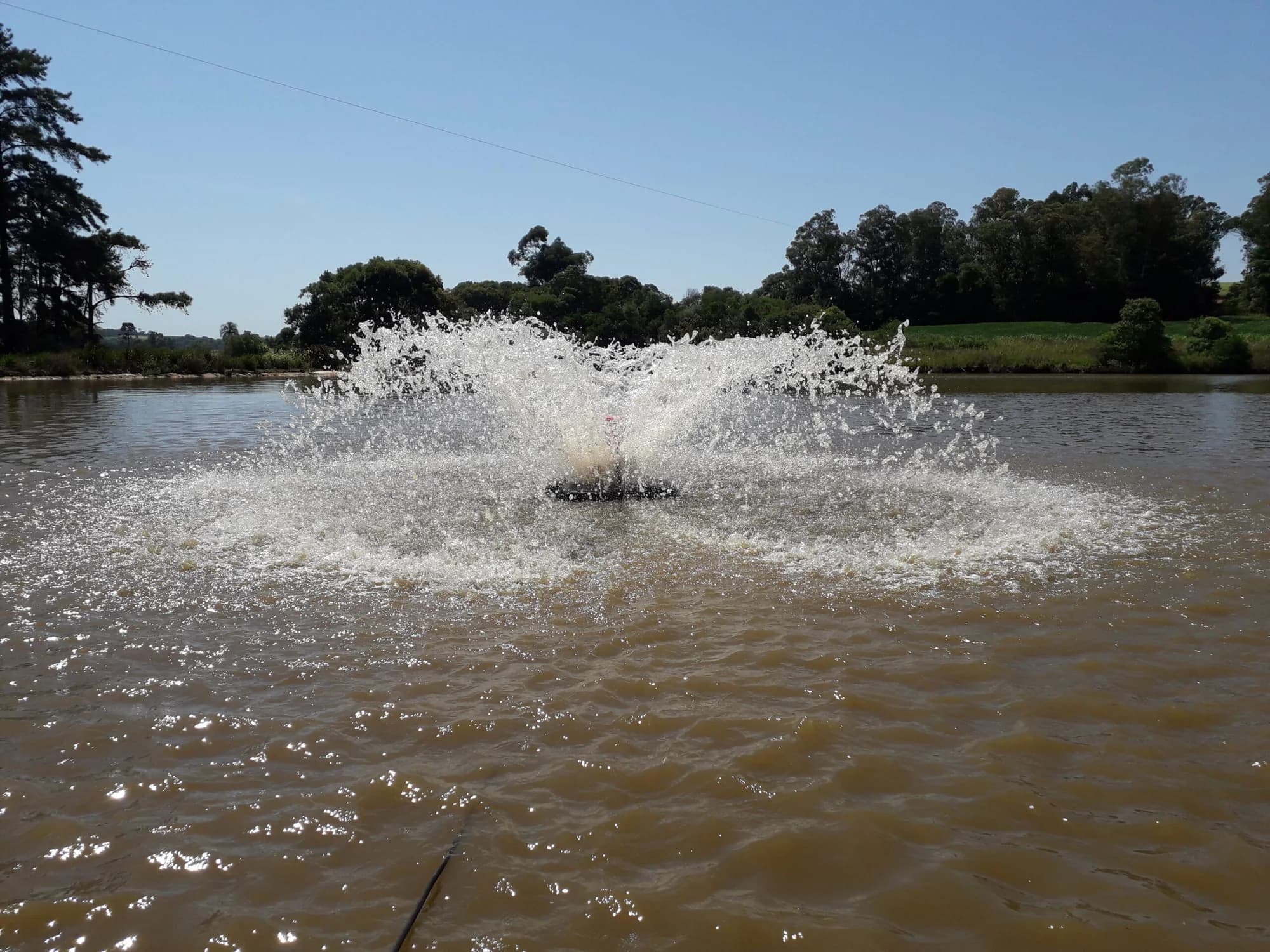 Aerador Aerofisch operando em um viveiro